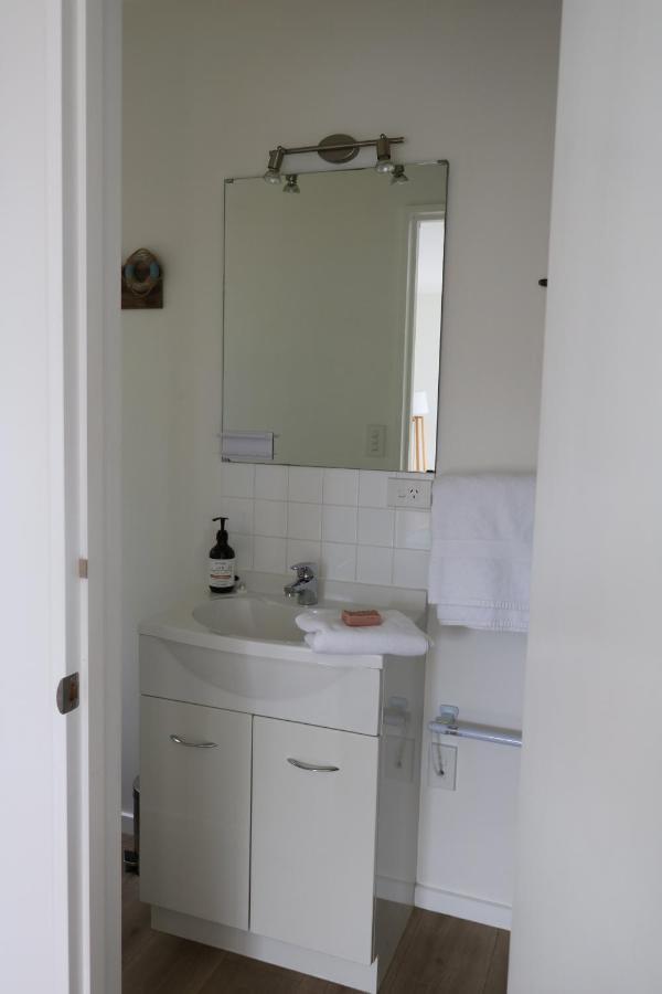 Church Bay Cabin: Sunny, Great Views Apartamento Lyttelton Exterior foto